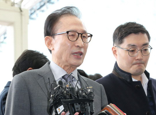 이명박 전 대통령이 바레인을 방문하기 위해 12일 오후 인천공항을 통해 출국하기에 앞서 '적폐청산'에 대한 입장을 밝히고 있다. 이 전 대통령은 현지 각료 및 바레인 주재 외교사절 등 고위공직자를 대상으로 강연할 예정이다.